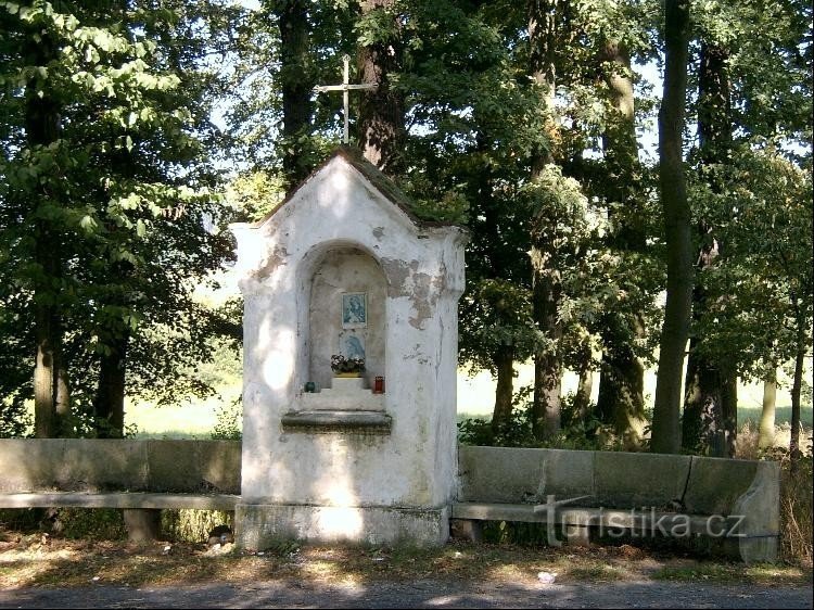 Gottesplage: bei der Kapelle im Norden der Gemeinde an der Straße nach Starý Plzenec