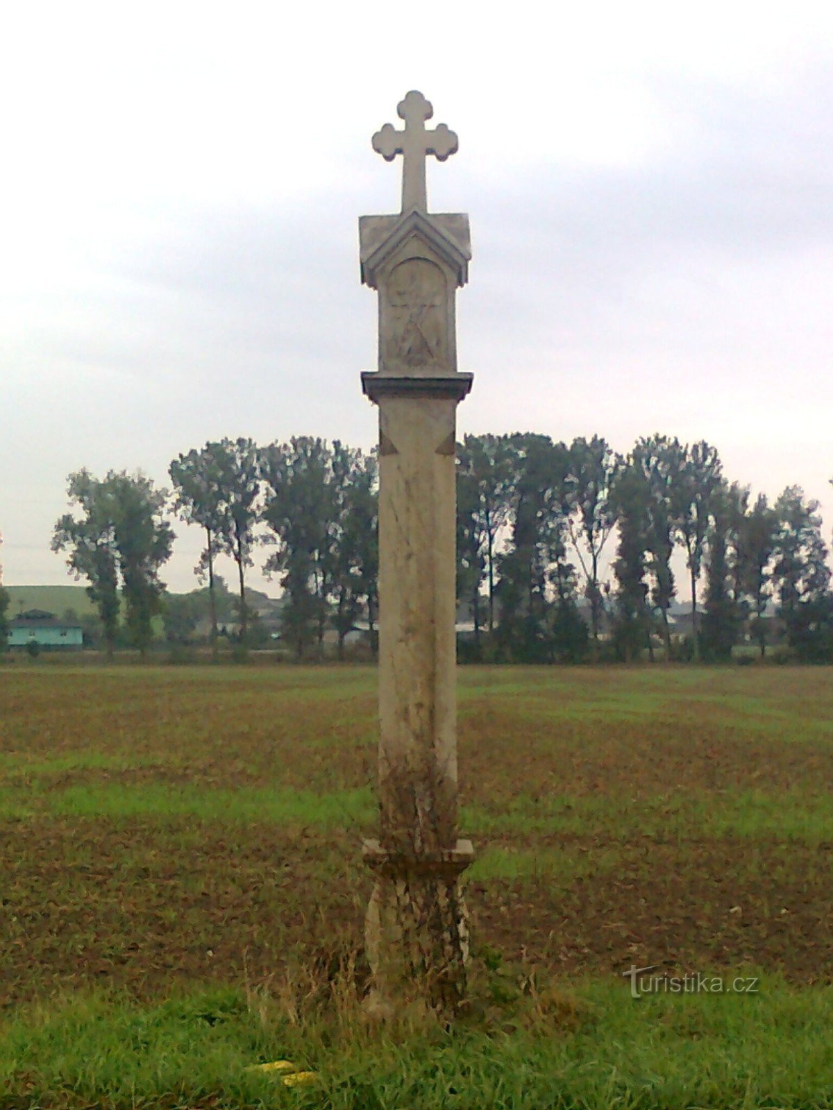 Chinul lui Dumnezeu situat în câmpul din spatele lui Úsov în direcția Stavenice