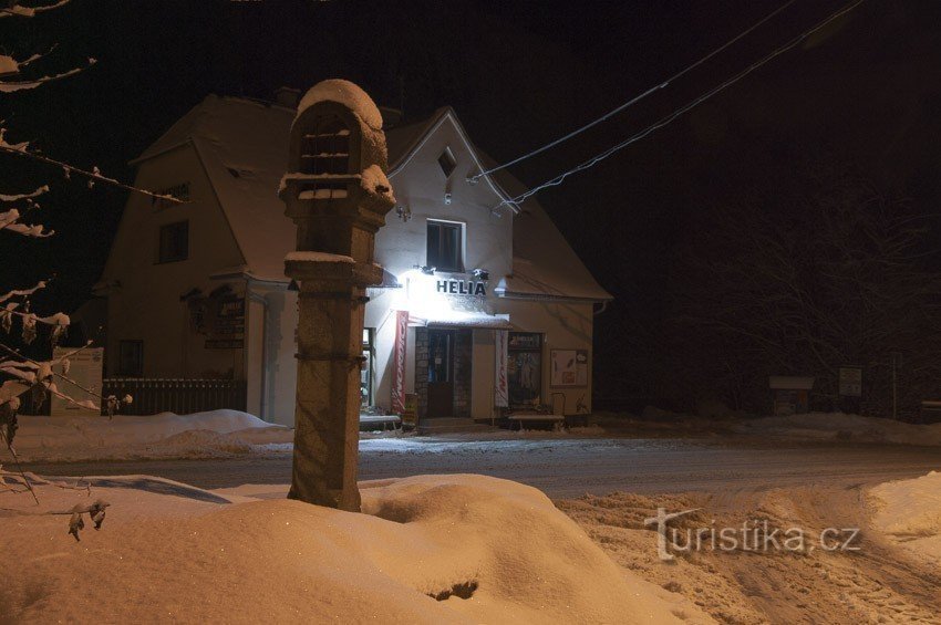 Божьи муки в Коутах на заднем плане, бывшая почта, позже Гелиаспорт