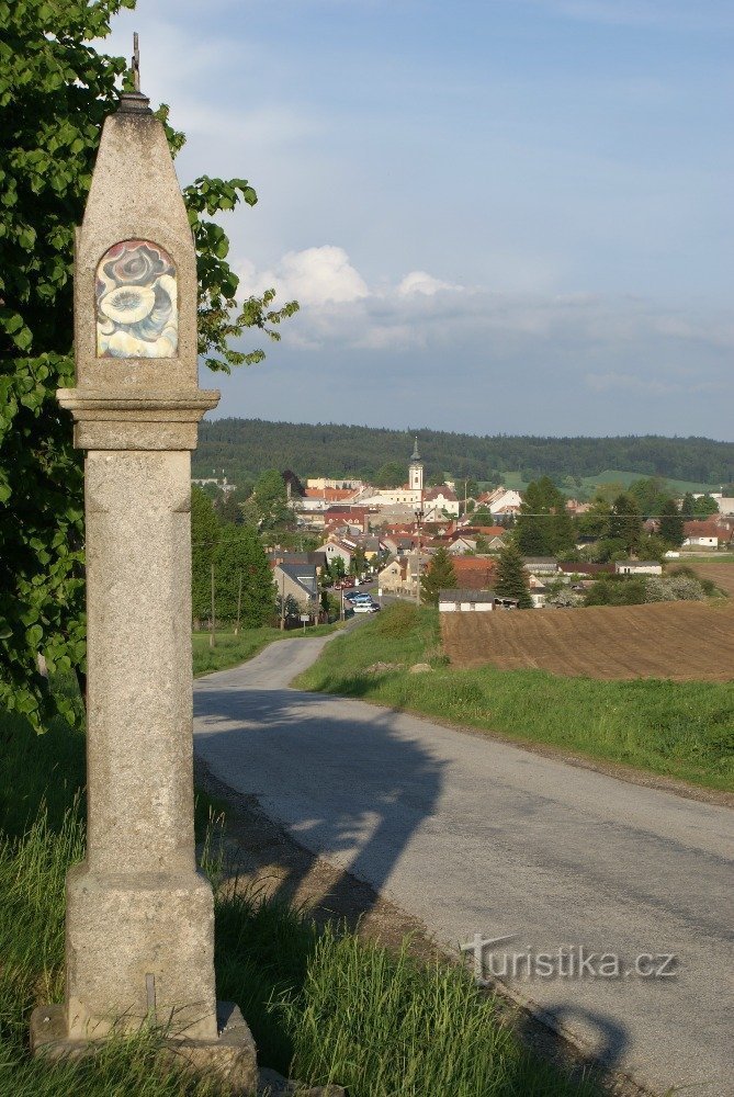 Le tourment de Dieu, Nová Bystřice en arrière-plan