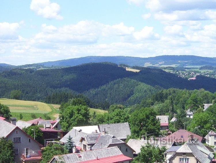Toàn cảnh Bozkov: sườn núi Černostudniční