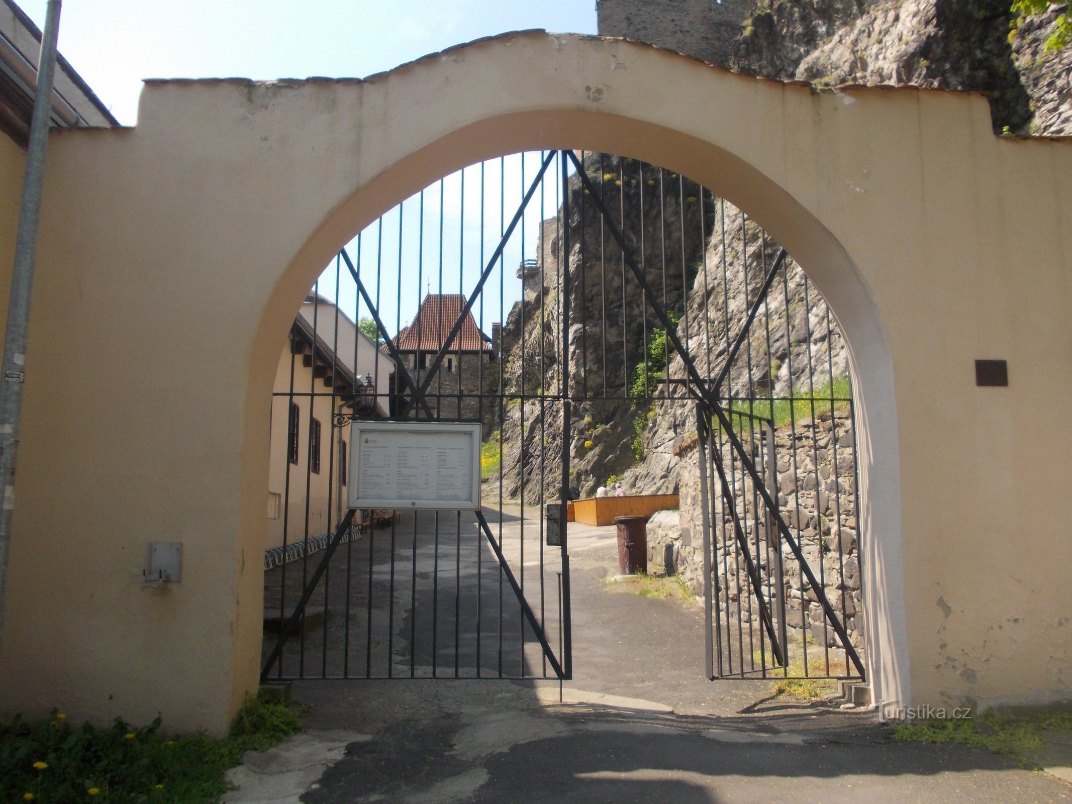 portão para os terrenos do castelo