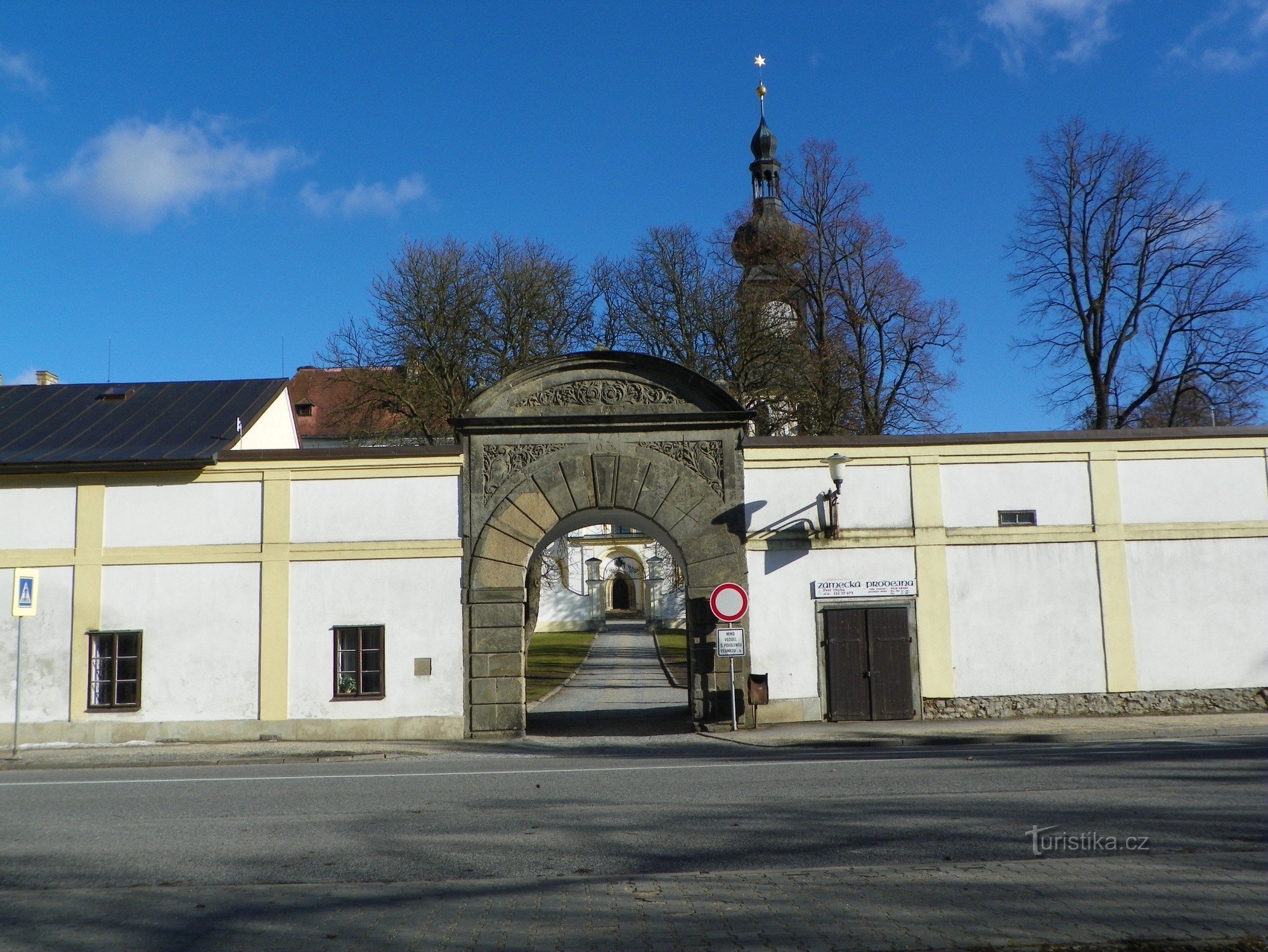 Das Tor zum Burgareal vom Bránské rybník