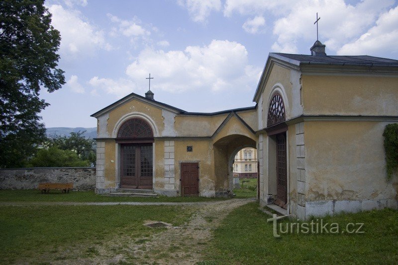 La puerta de los terrenos de la iglesia.