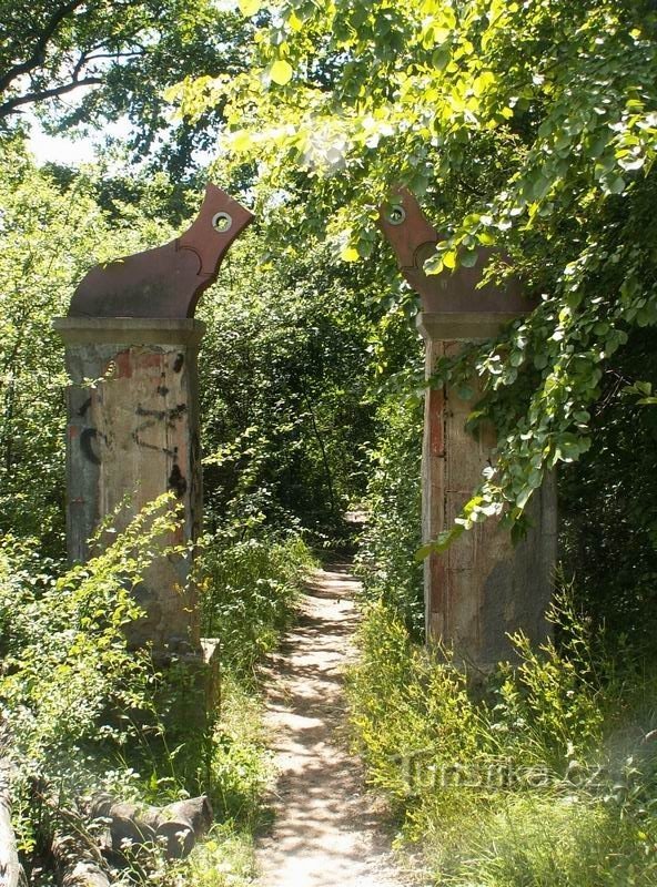 De poort naar de Crow's Mill, versierd met sculpturale creaties van het symposium van 1999