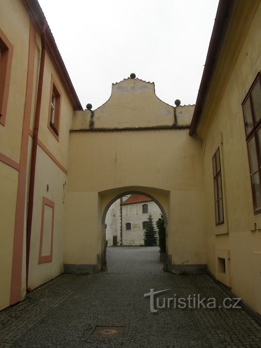 Porten til Horaždovice-slottet ser ud til at introducere dig til en anden tid