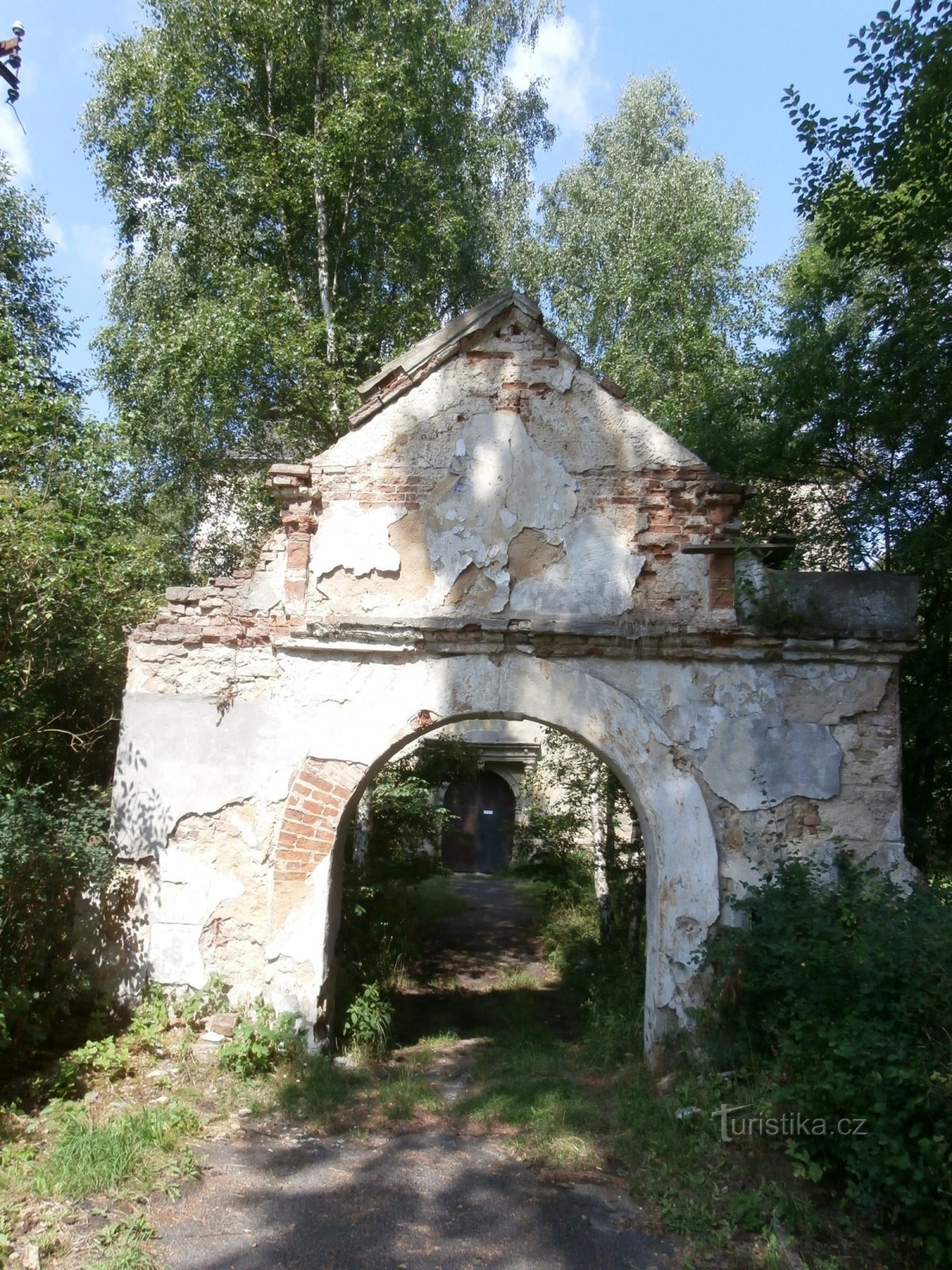 La puerta de la fortaleza en Kuřívody