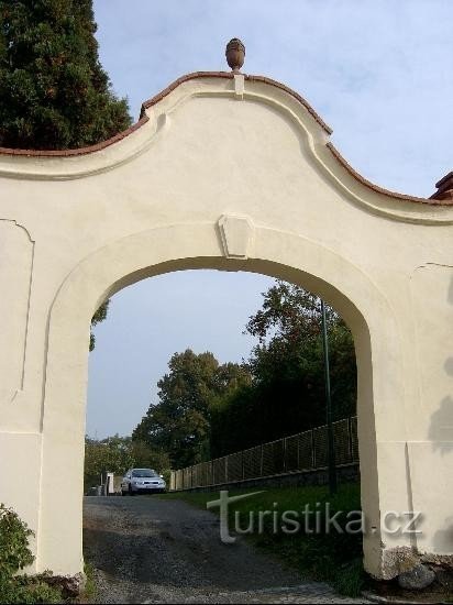 Tor zum Schloss: Archäologische Funde, die bei Forschungen im Schlosskomplex Tynek entdeckt wurden