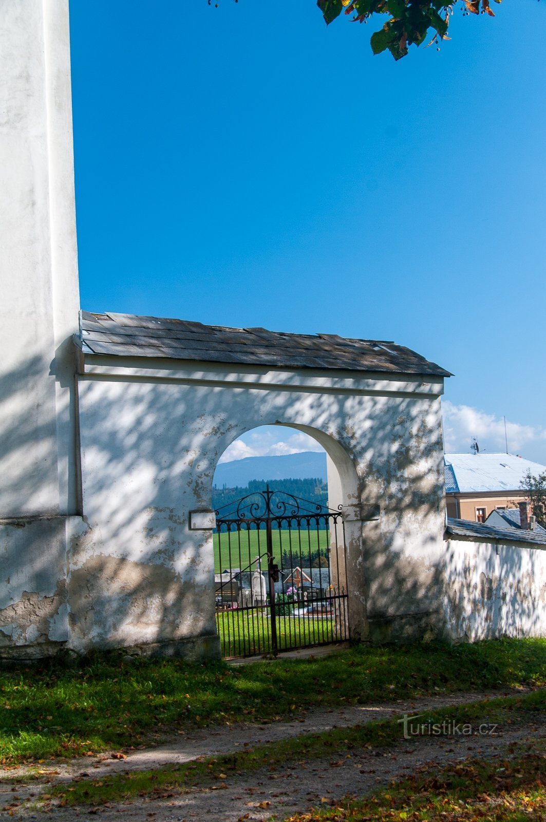 Cancello al cimitero