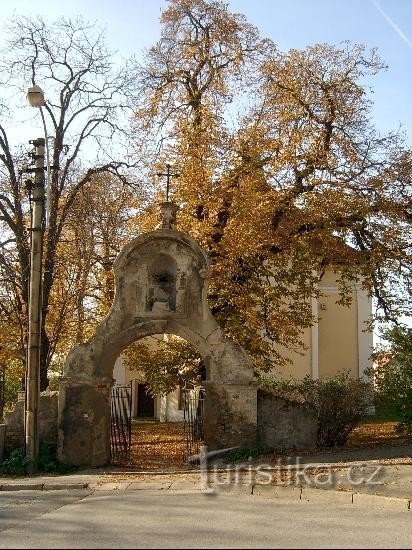 教会への門: 旧墓地の囲いの名残りはバロック様式の門です。