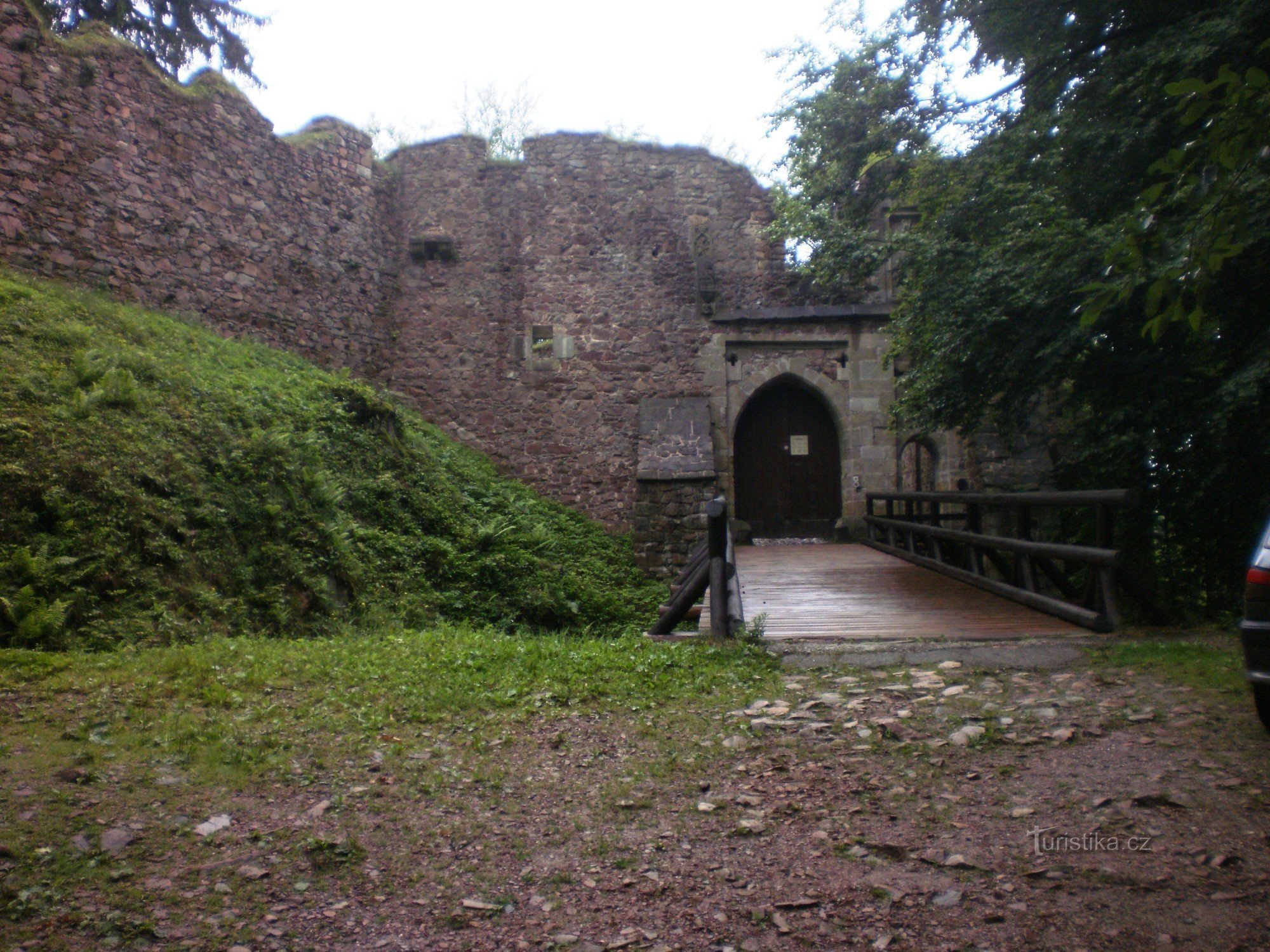 Portão para as ruínas de Litice