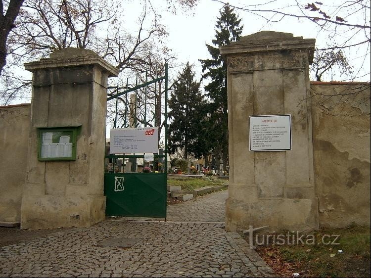 Cancello al cimitero