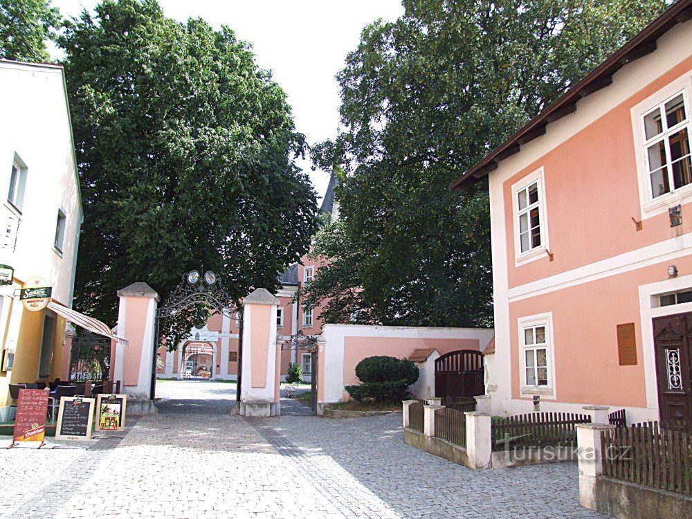 O portão em frente à entrada do castelo Sokol