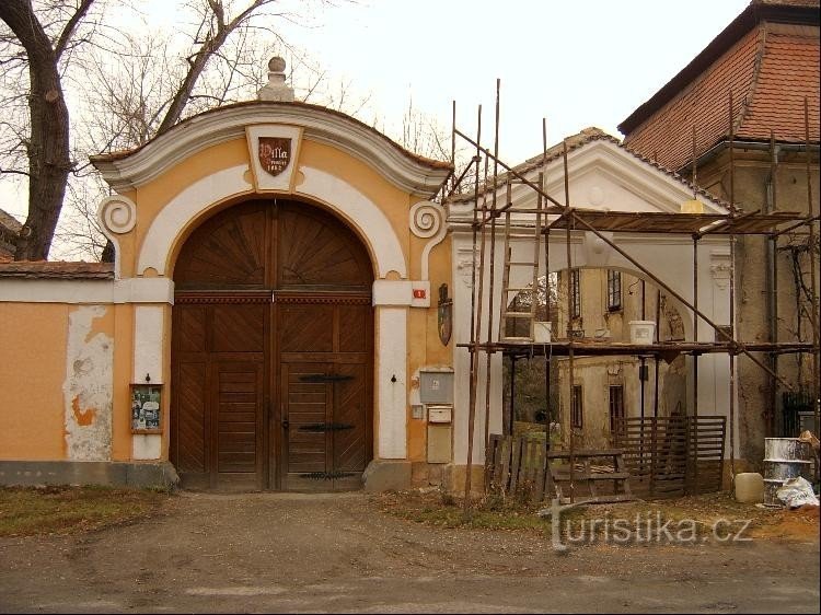 Brama: Połączenie twierdzy Drevčice i jej wyposażenia najpierw z dworem Vrábské