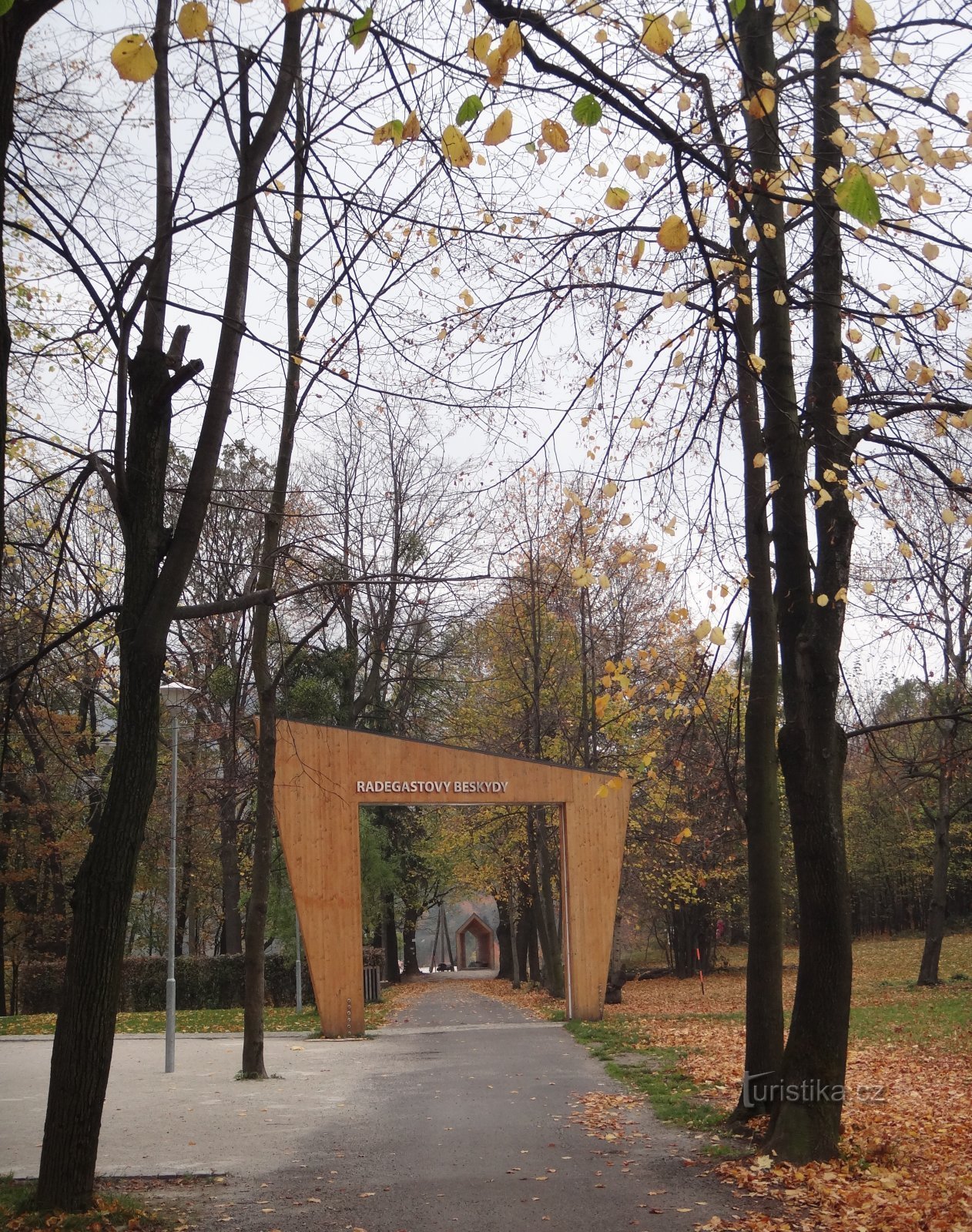 de poort van Radegast Beskydy en de steeg naar het belfort