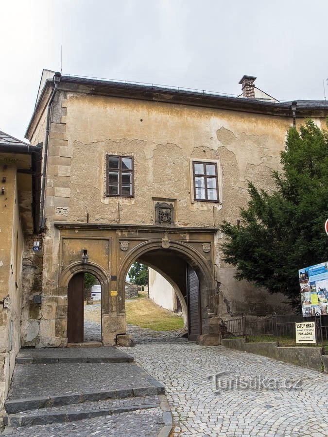 Chociaż brama nie jest zauważalna