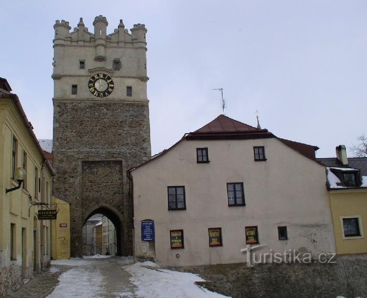 Puerta desde el exterior: Vista de la puerta desde el oeste