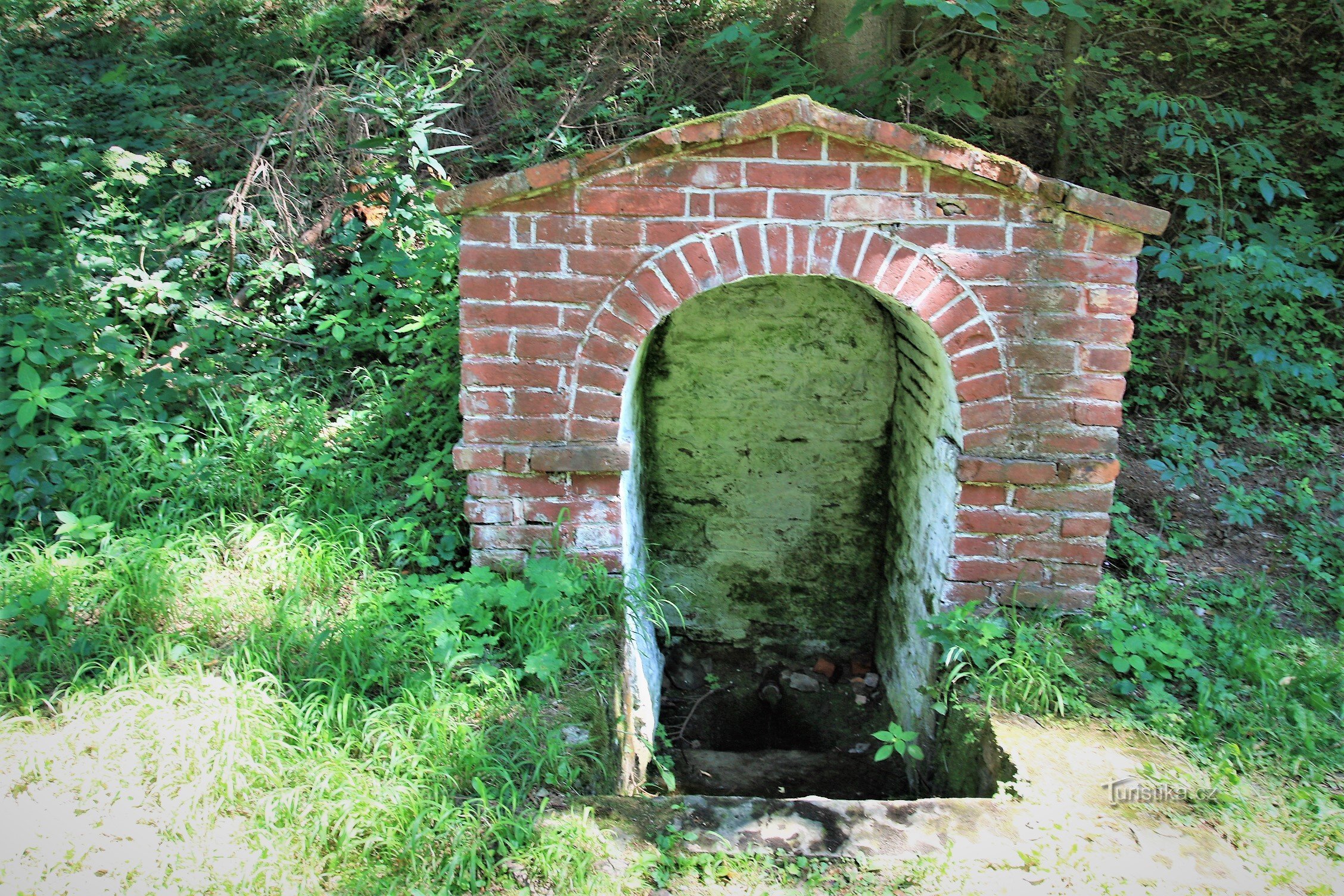 Brandýs nad Orlicí - un pozo cerca del antiguo balneario de Salaba