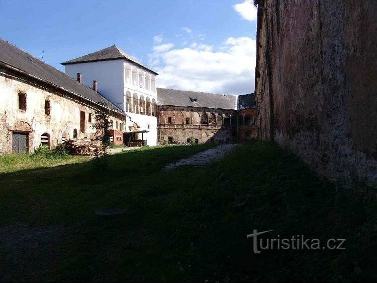 Branná - castello,: Cortile interno