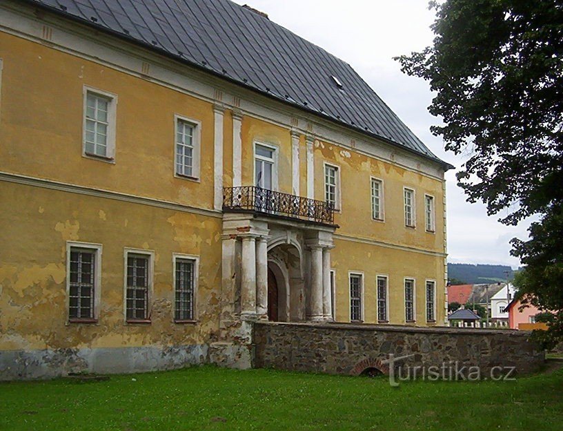 Brantice-zámek-průčelí s portálem a mostem z jihu-Foto:Ulrych Mir.