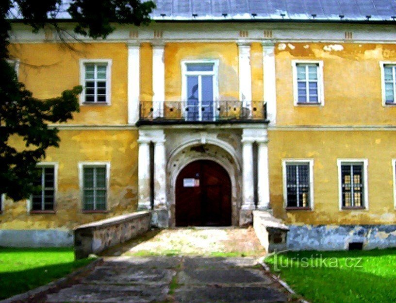 Фасад замку Брантіце з вхідним порталом. Фото: Ulrych Mir.