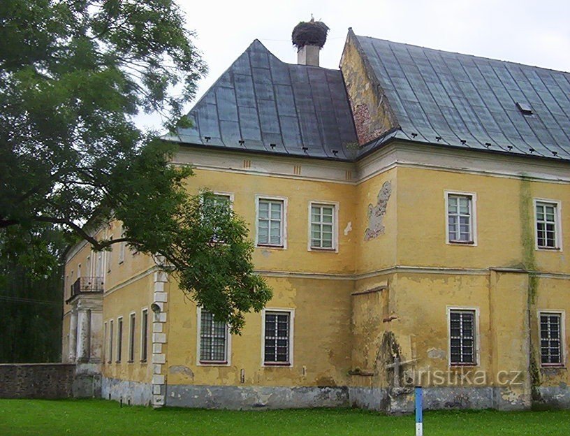 Brantice-castelo-fachada, ala norte e cegonhas na chaminé-Foto: Ulrych Mir.
