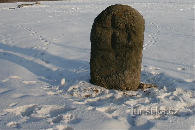 Bratronice - Kreuz der Versöhnung: In den Stein ist ein Kreuz auf einem schrägen Balken eingraviert