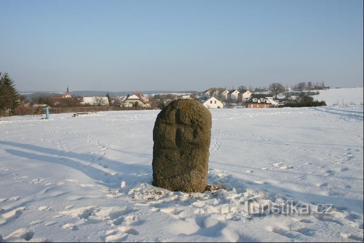 Bratronice - smírčí kříž: Smírčí kříž stojí vpravo u silnice při vjezdu do Bratr