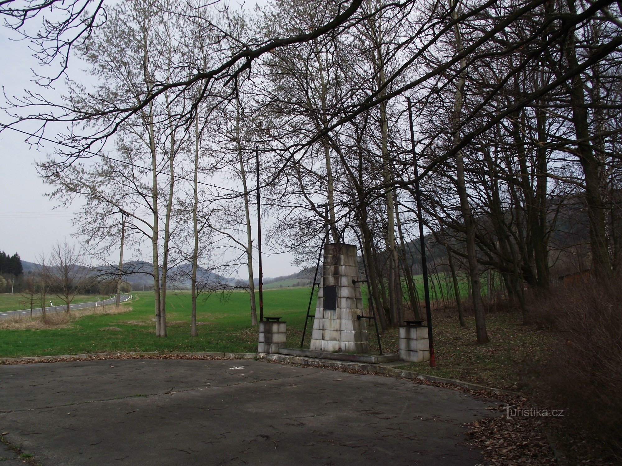 Bratrušov – Mémorial aux victimes de la Seconde Guerre mondiale. Seconde Guerre mondiale au champ de tir de Bratrušovsk