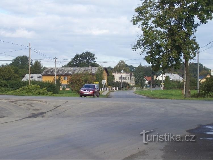 Bravantice: Keresztút a faluban, Bílovec balra, Ostrava balra, egyenes út Olbramice felé