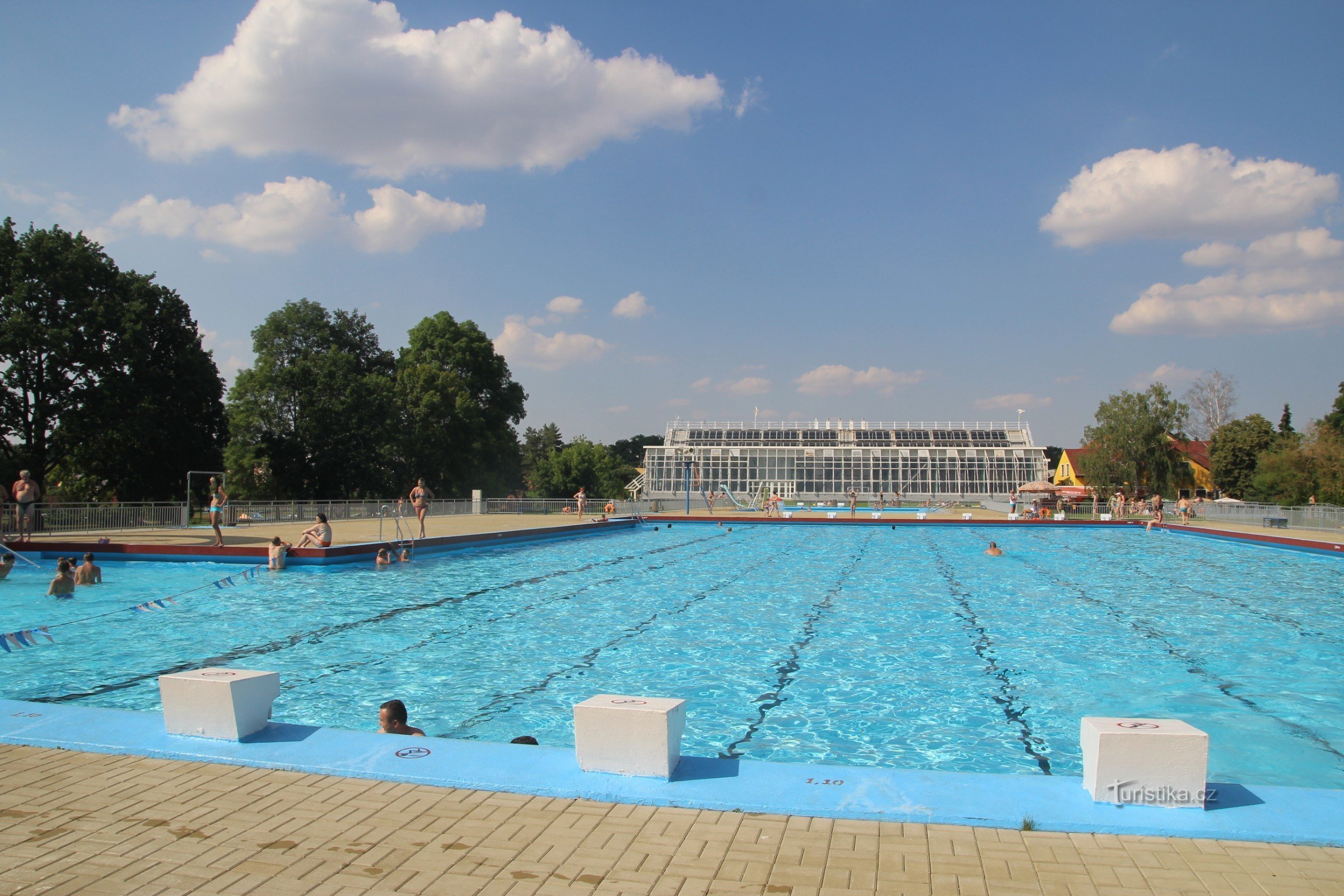 Břeclav - εσωτερική πισίνα και καλοκαιρινή πισίνα