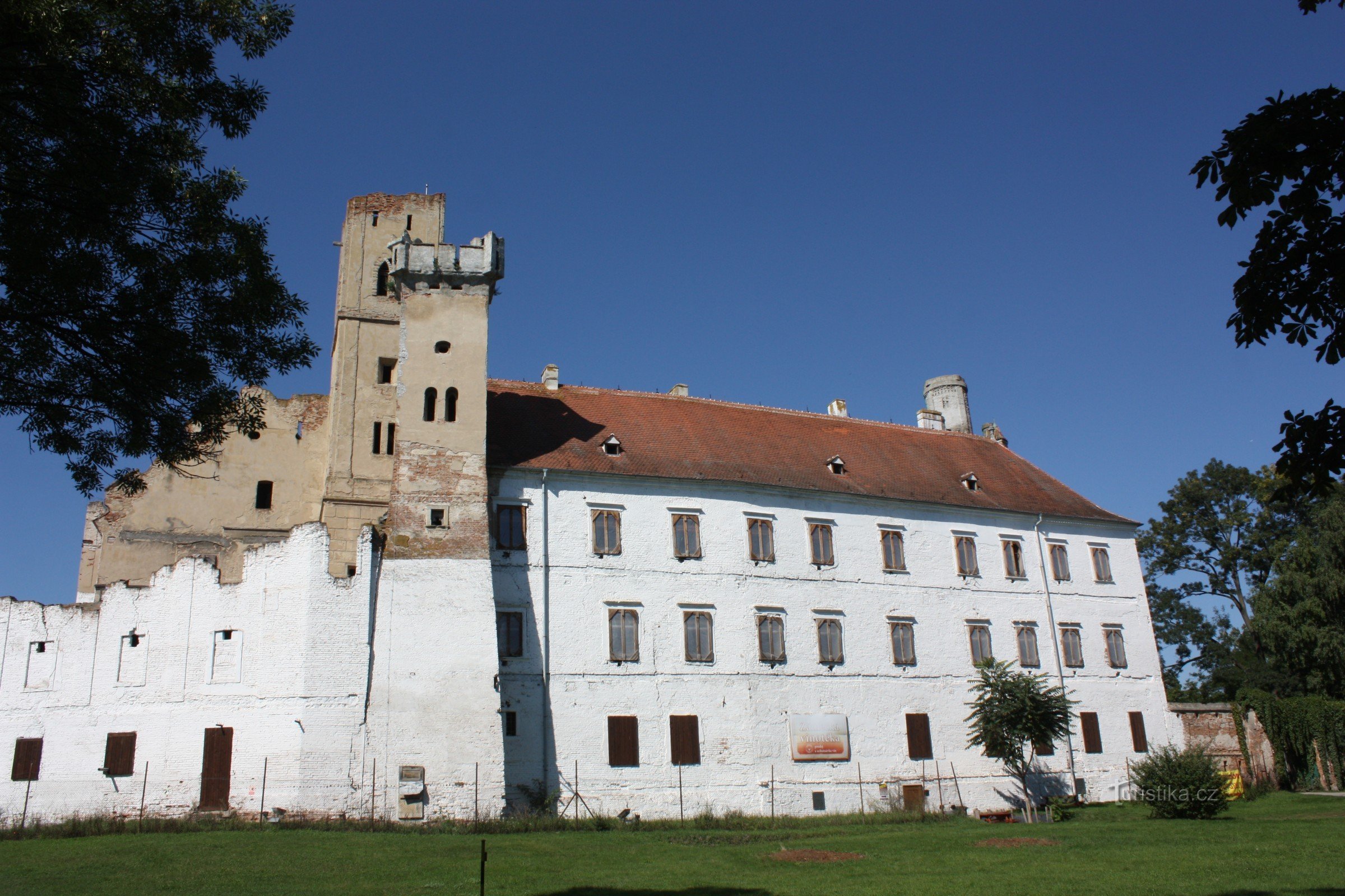 Замок Бржецлав , первоначально замок, стоящий на месте городища 11 века.