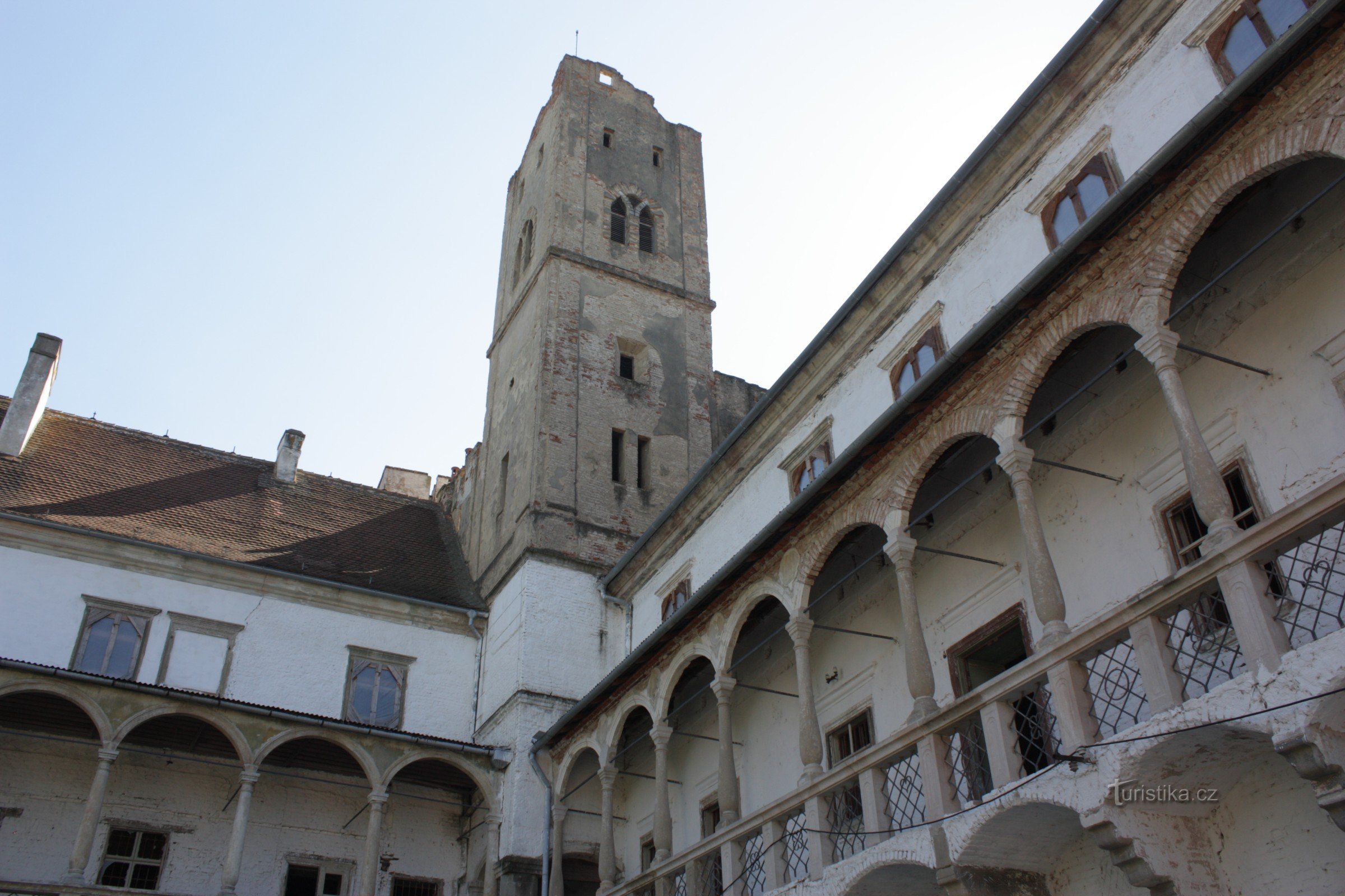 Château de Břeclav, à l'origine un château situé sur le site d'un fort du XIe siècle