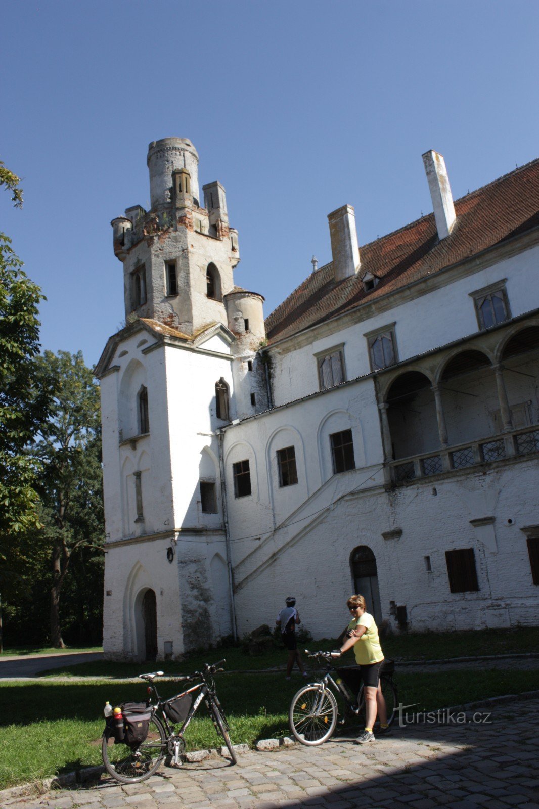 Břeclav slot, oprindeligt et slot stående på stedet for et bakkefort fra det 11. århundrede