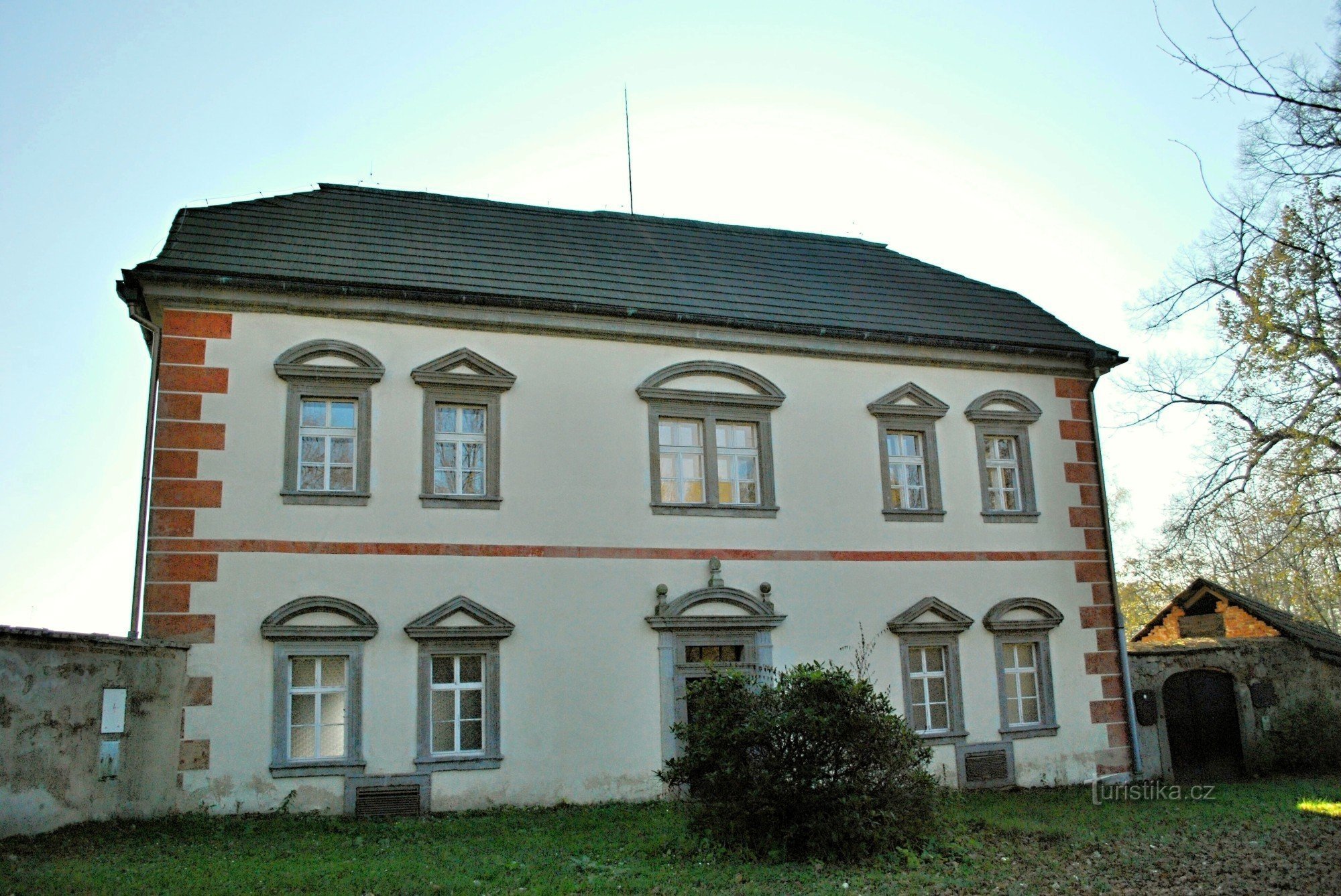 Castillo de Bredovsk fuera del camino