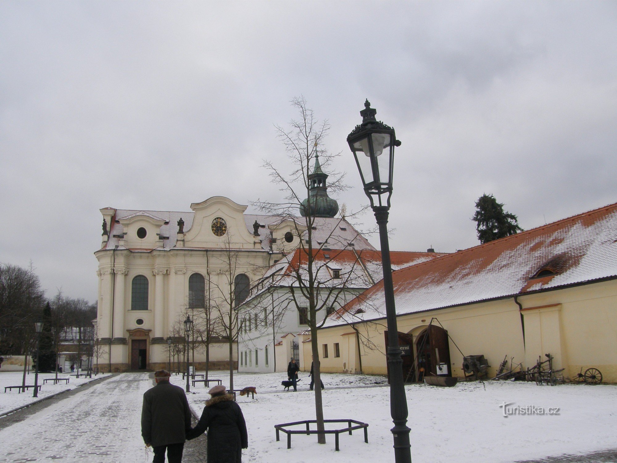 ブジェヴノフ修道院は、大都会の真ん中にある静かなオアシスです