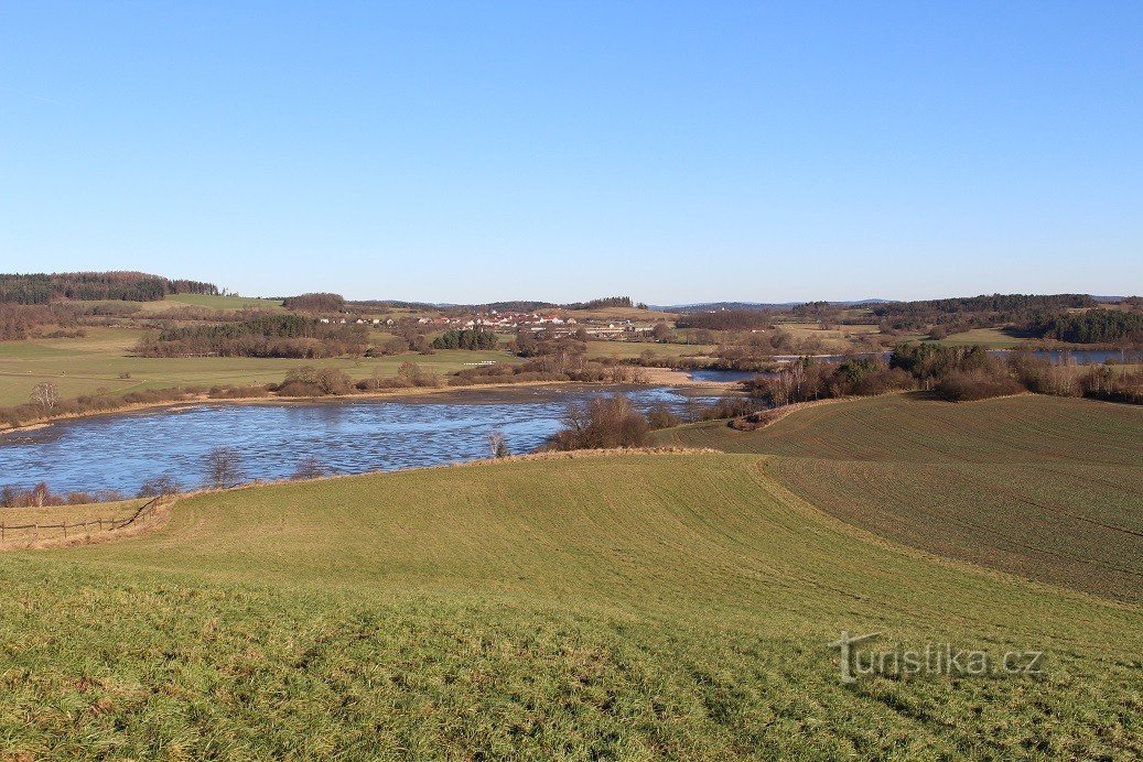 Březina, vedere la iazurile Zbynické în fundalul Čejkova