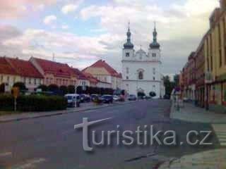 Březnické náměstí met de kerk van St. Ignatius - gebouwd door de gebroeders Lurag