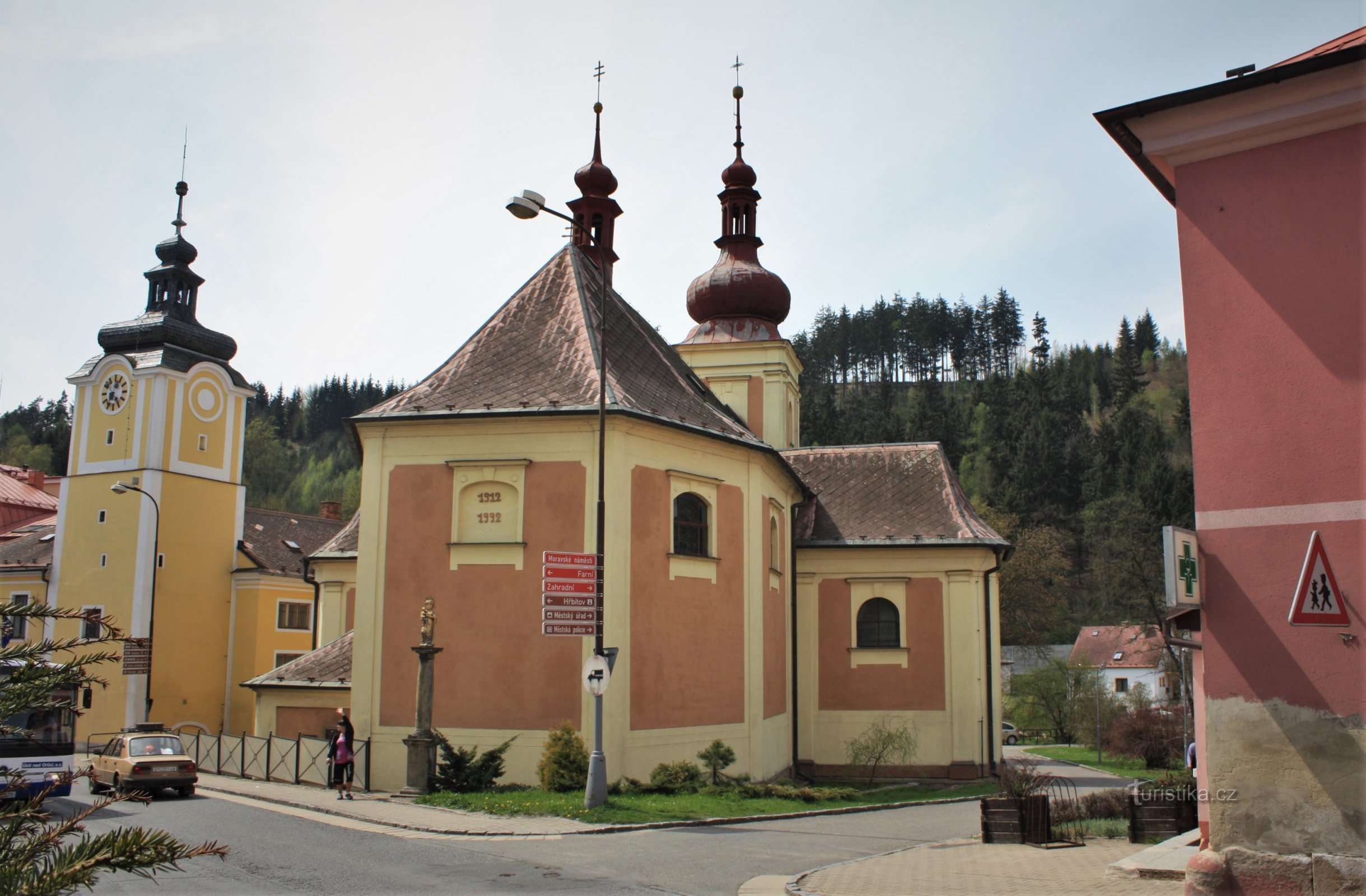 Březová nad Svitavou - városháza és a Szent István-templom. Bartholomew