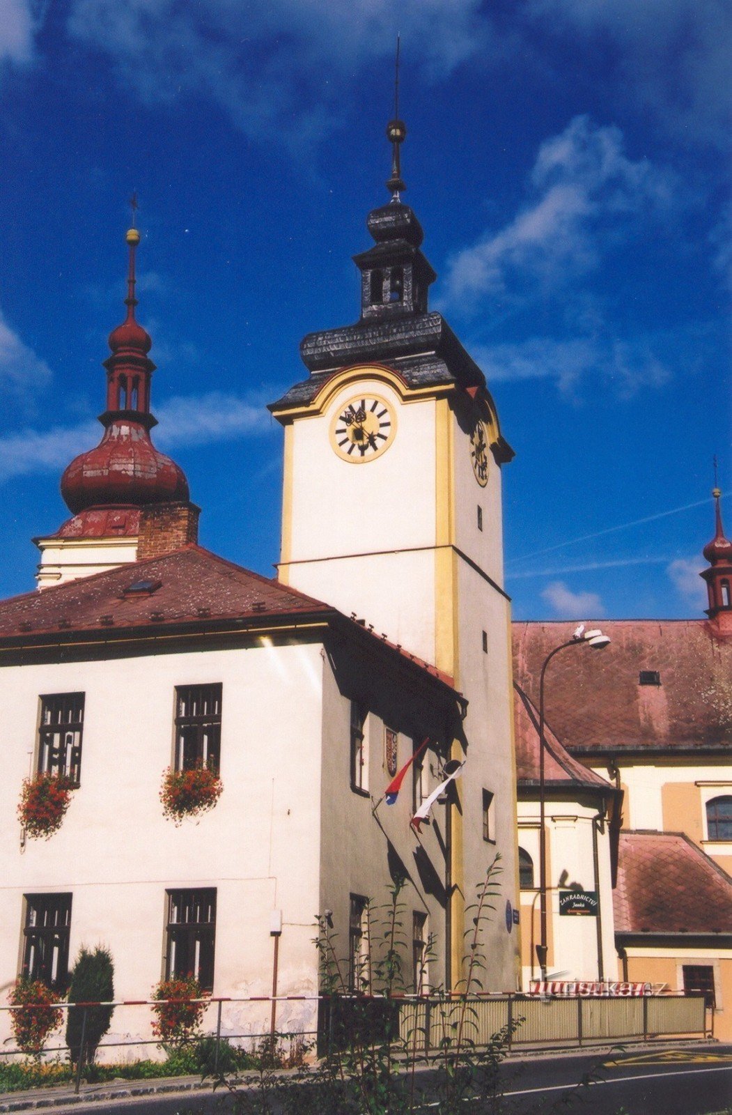 Březová nad Svitavou - ayuntamiento con iglesia