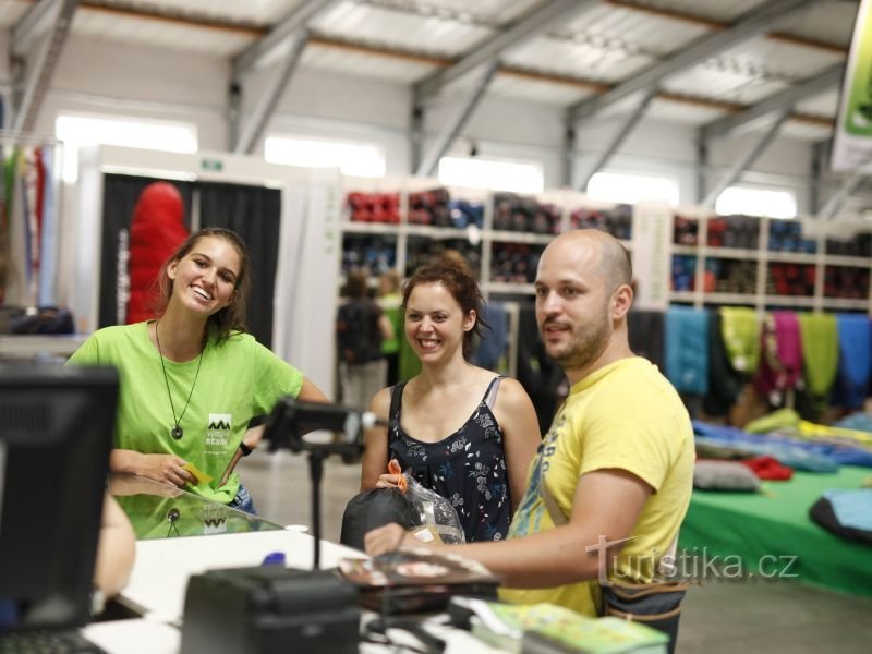 Brigade på 4camping: arbejde i e-shoppen, butikkerne, på teltudstillingen og på campingpladserne