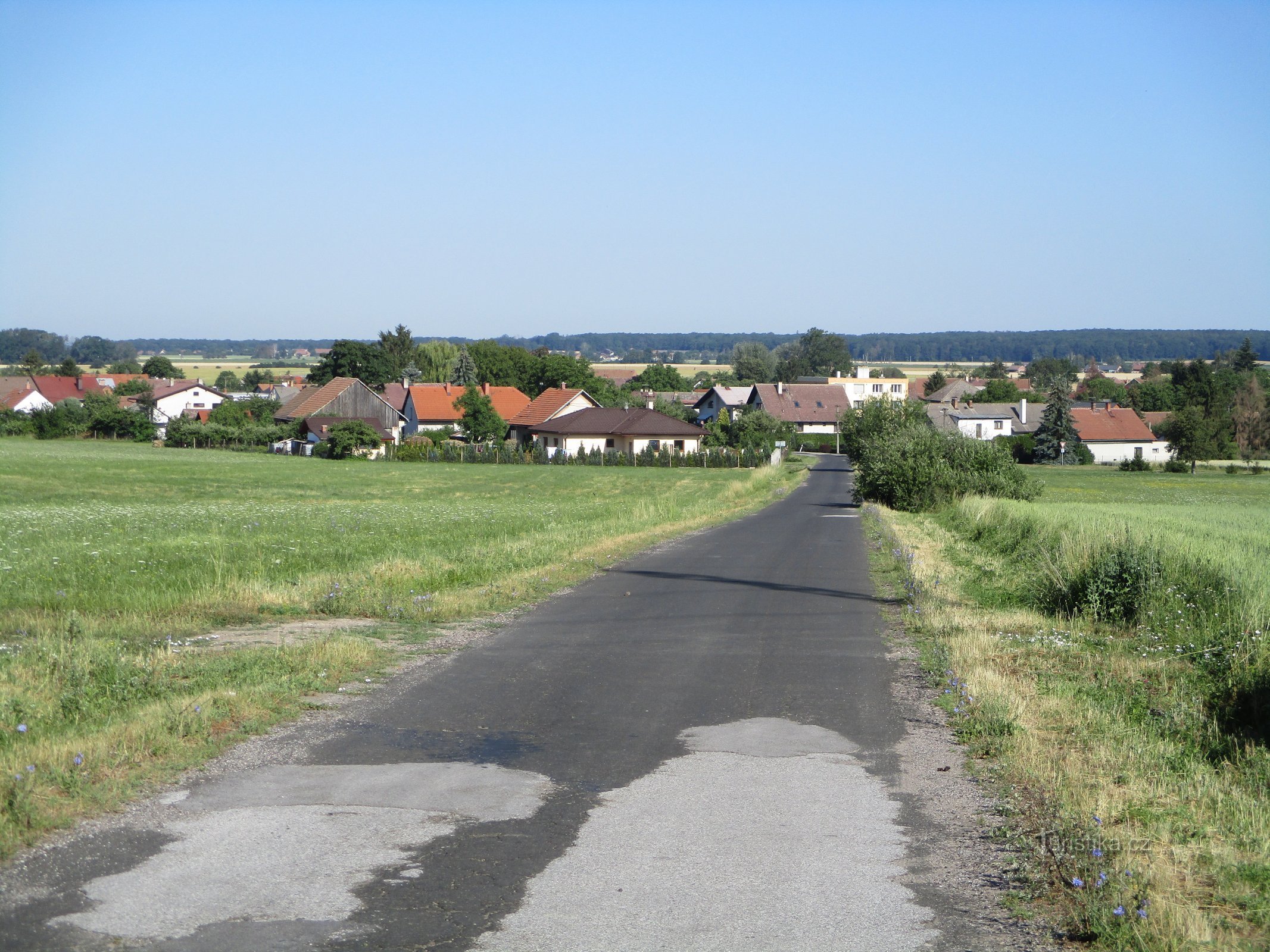 Bříšťany von der Straße aus Stračov