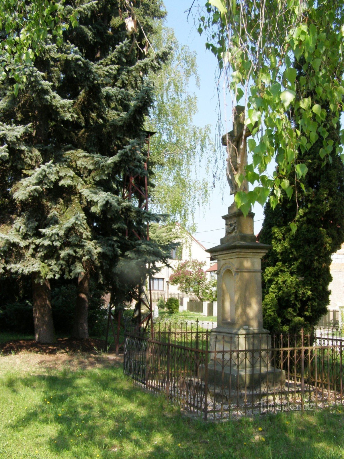 Bouleau - monument de la crucifixion avec cloche