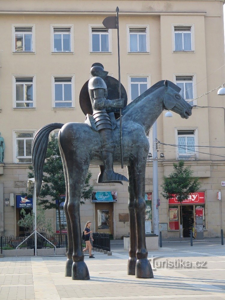Brünner Giraffe auf dem Moravské náměstí