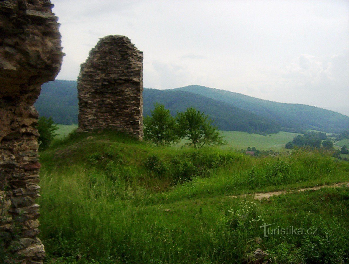 Brníčko - dvorište dvorca i pogled iz dvorca prema jugu - Fotografija: Ulrych Mir.