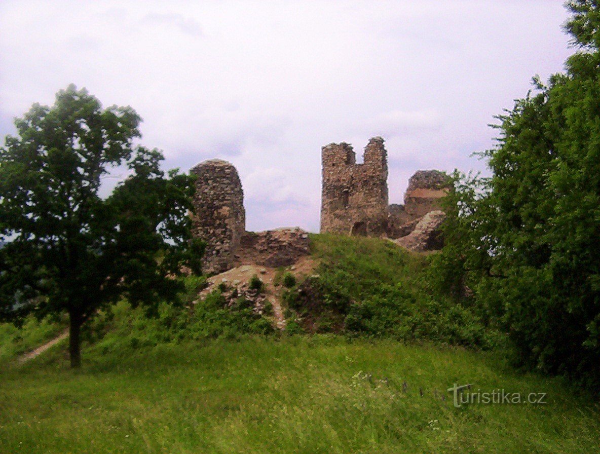 Palácio do castelo de Brníčko do pátio no sudeste - Foto: Ulrych Mir.