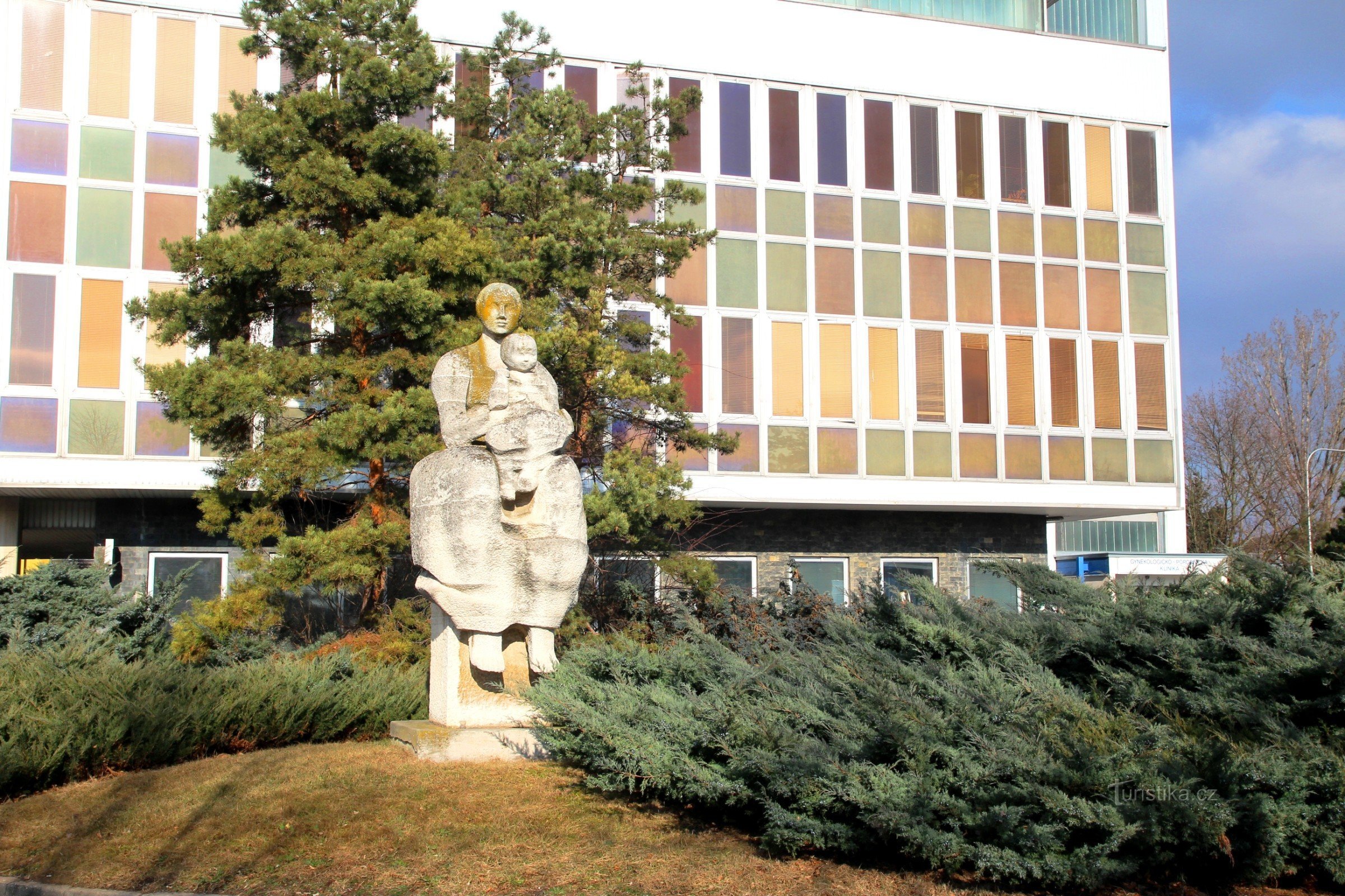 Brno-Bohunice - Estatua de la maternidad