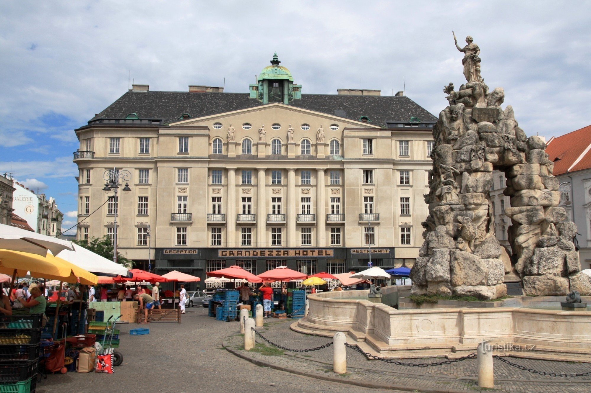 Brno - bývalá Cyrilometodějská záložna, dnes hotel Grandezza. V popředí kašna Parnas.