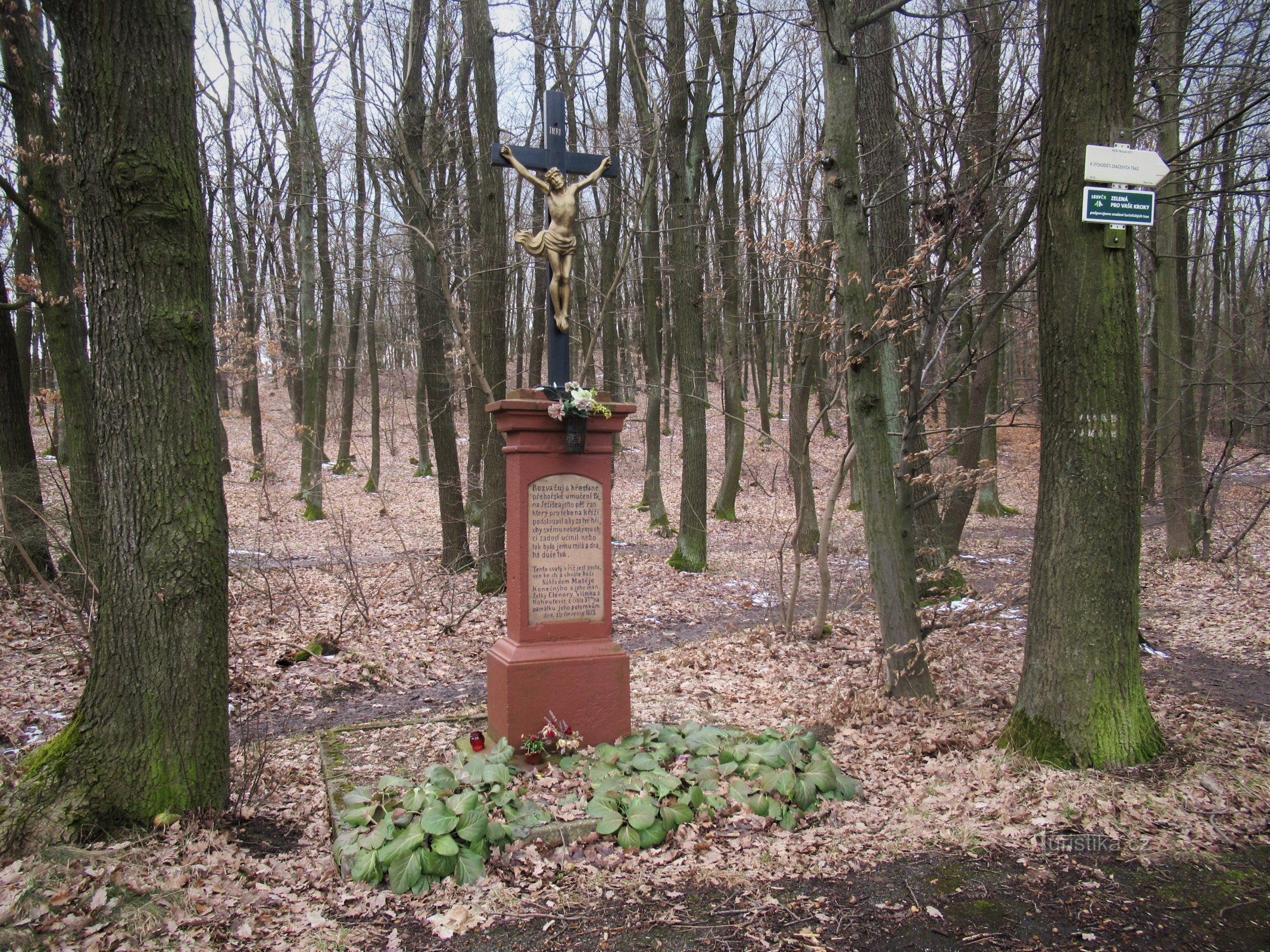 Brno-Kohoutovice - żeliwny krzyż przy dawnej drewutni