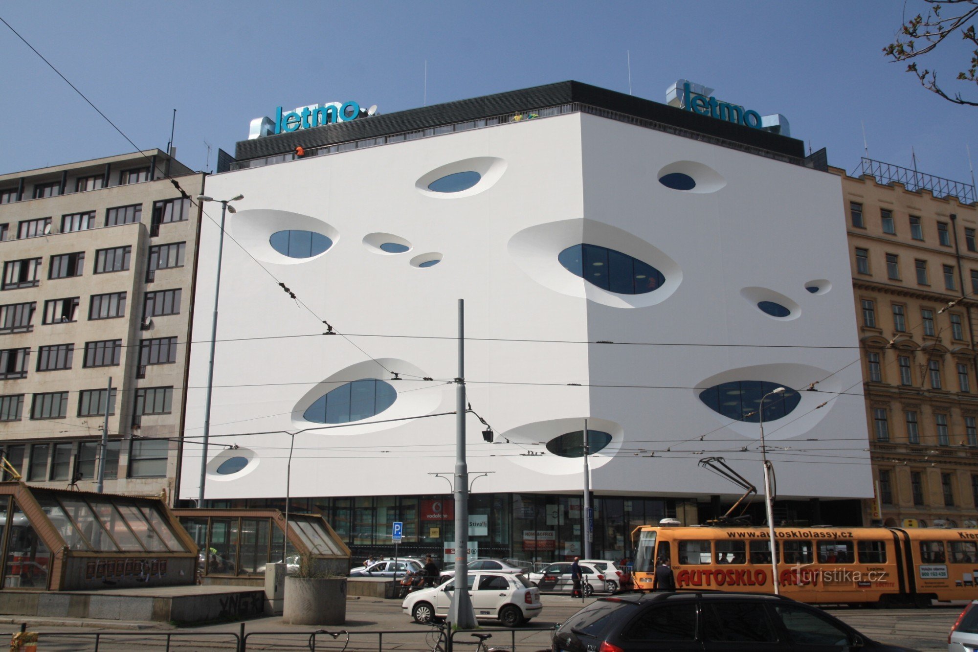 Brno - Centro comercial Letmo en la esquina de Nádražní y Benešová